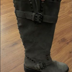 Gray suede boots with grommet on side and back 9